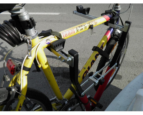 Montare pe bicicletă pe o bară de remorcare
